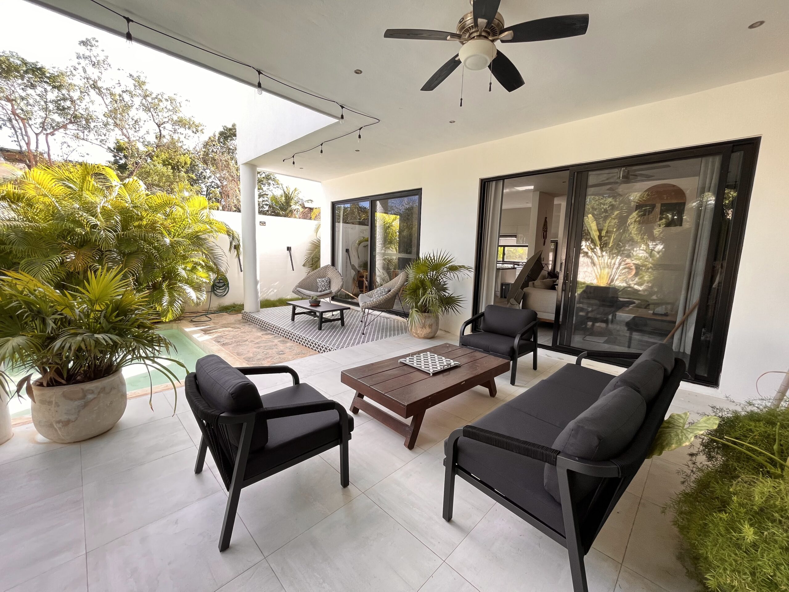 Terraza y alberca de una propiedad administrada en la Riviera Maya